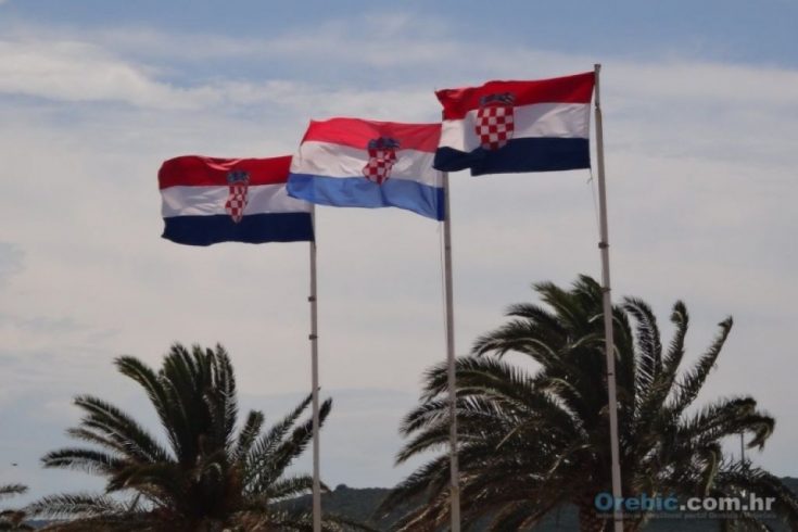 Barjaci Republike Hrvatske na stjegovima na rivi u Orebiću